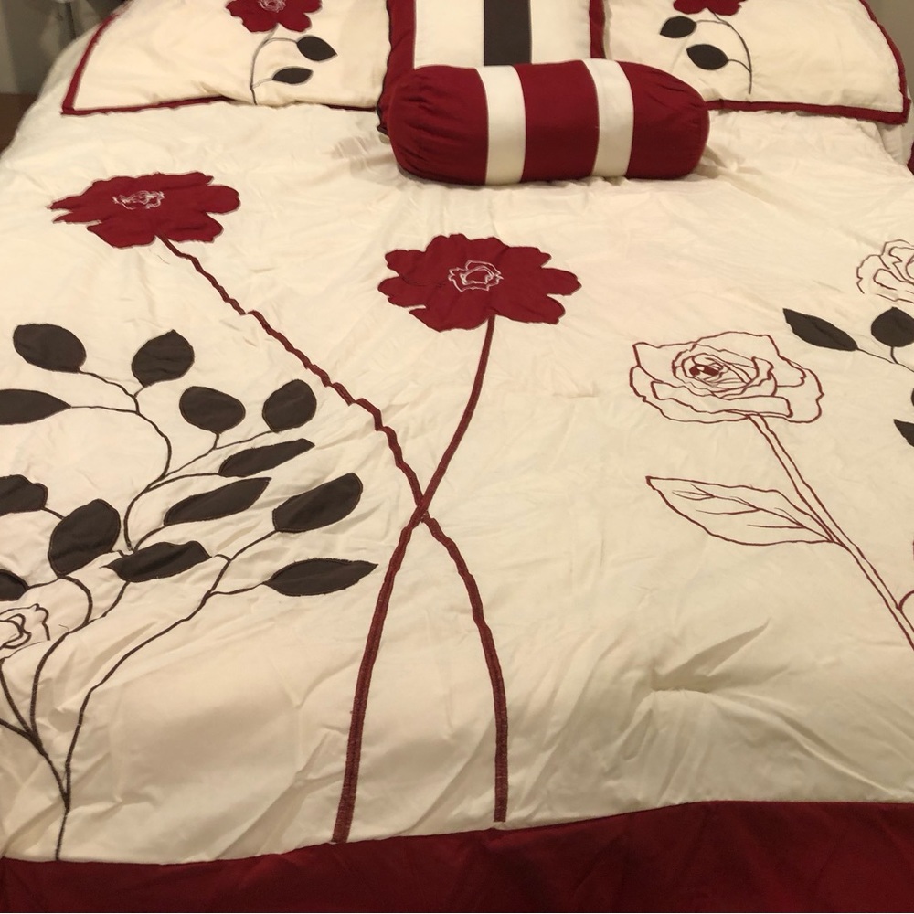 7 piece Comforter set Queen size Brand new